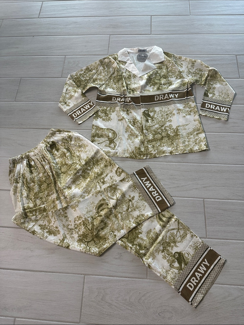Print of wildlife scratch silk pajamas set